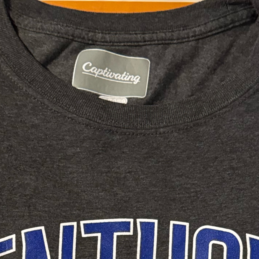 U of K Wildcats t-shirt - Picture 4 of 4